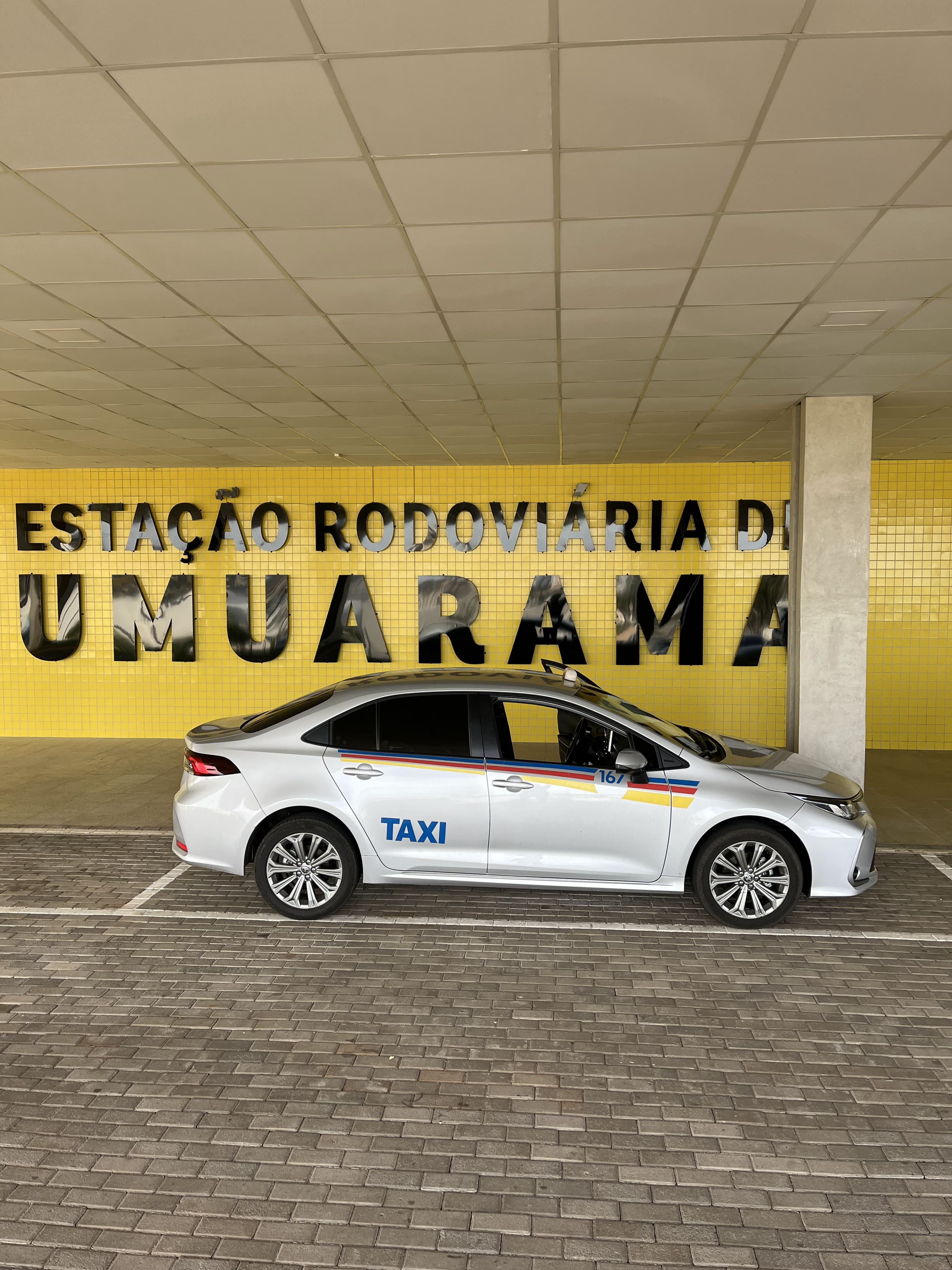 Táxi Corolla da Giroto Táxi na Estação Rodoviária de Umuarama PR — atendimento 24 horas